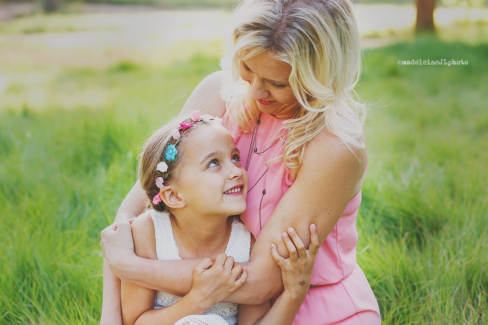 irvine jeffrey trail family session. mom and daughter hug in park. family photo picture photography photographer orange county irvine los angeles san diego family portrait photography photographer